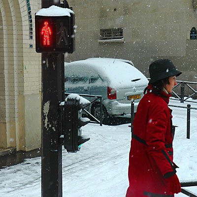 feu rouge et dame en rouge, sous la neige