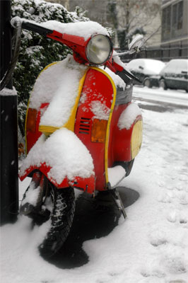 scooter rouge et jaune sous la neige