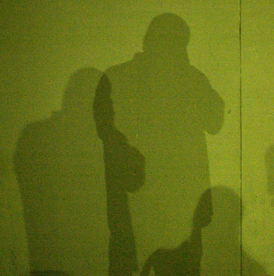 ombres multiples sur un mur