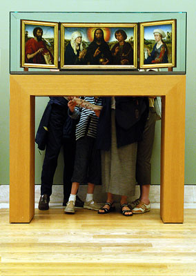 Au Louvre, groupe debout derri&egrave;re un tryptique