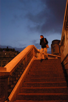Jeune fille descendant l'escalier de la gare de Lyon à Paris. Le jour se lève à peine et se mêle à l'éclairage urbain : orange et bleu. J'aime beaucoup.