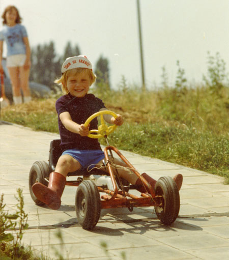 Moi sur un Gocart en courte culotte avec une casquette 'tour de France'